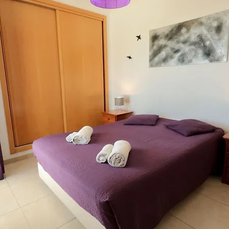 Olhos De Agua 1br With Pool, Ac And Free Parking דירה *