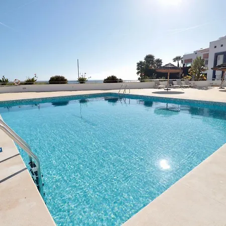 Olhos De Agua 1br With Pool, Ac And Free Parking דירה *